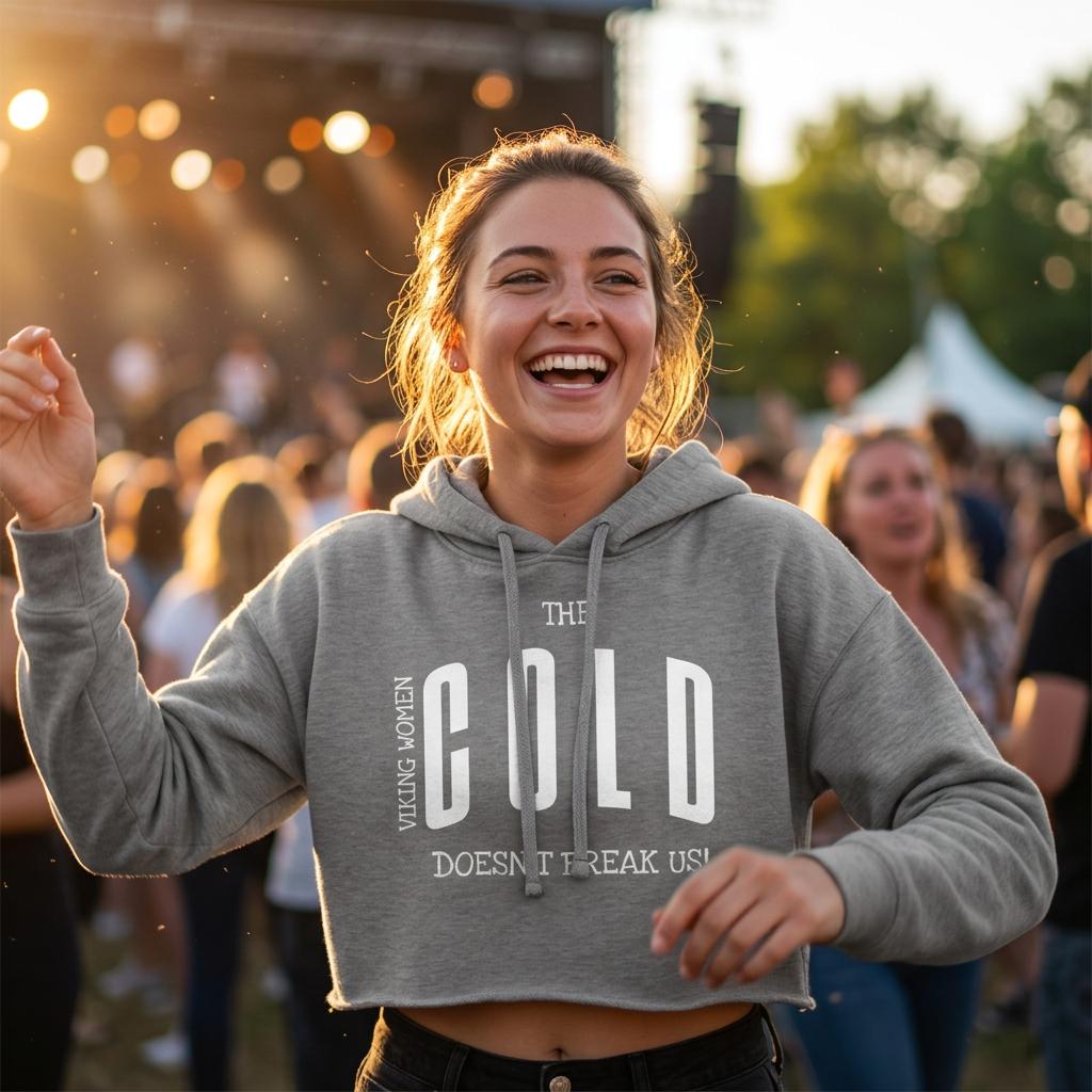 The Cold Doesn't Break Us Kort Hoodie i Heather Dust – dame forfra på festival – Nordic Hoodies