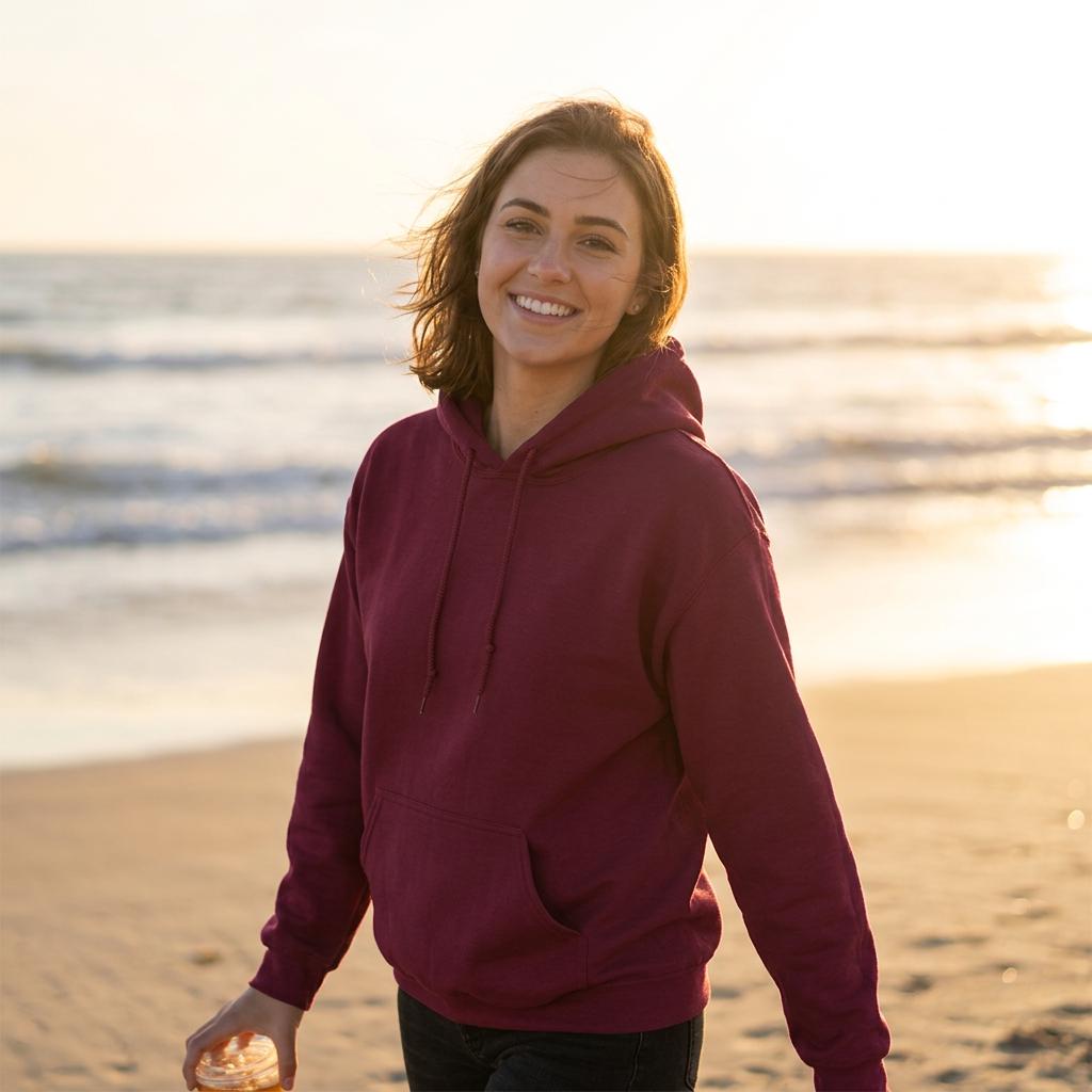 Vikings Never Surrender Hoodie i Garnet – dame på strand forfra – Nordic Hoodies