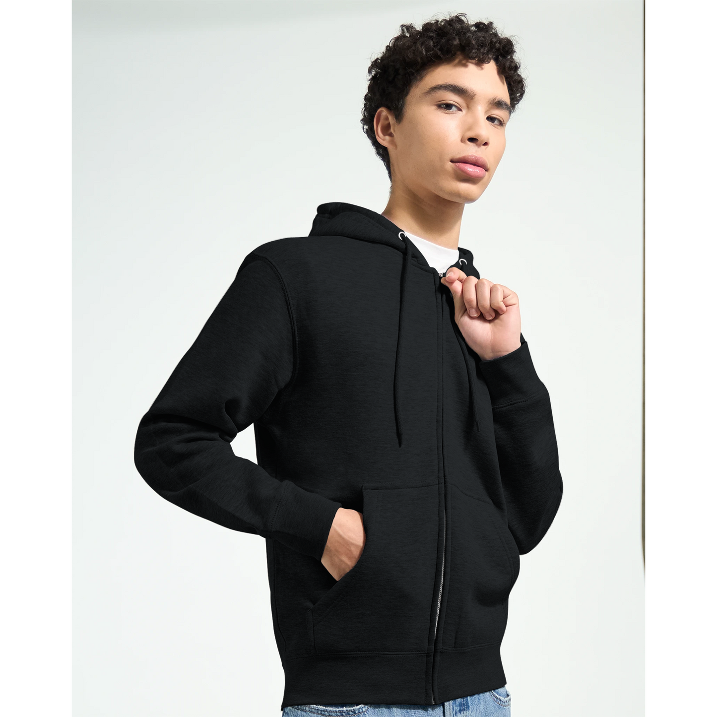 Café Valhall Zip Hoodie i Black – mann forfra med glidelås – Nordic Hoodie