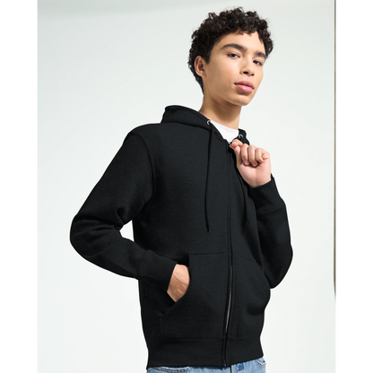 Café Valhall Zip Hoodie i Black – mann forfra med glidelås – Nordic Hoodie