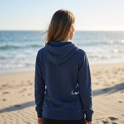 Café Valhall Zip Hoodie i Navy – dame bakfra på strand – Nordic Hoodies