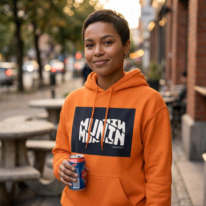 Munin Hoodie i Tangerine – dame forfra i bygate med brus – Nordic Hoodies