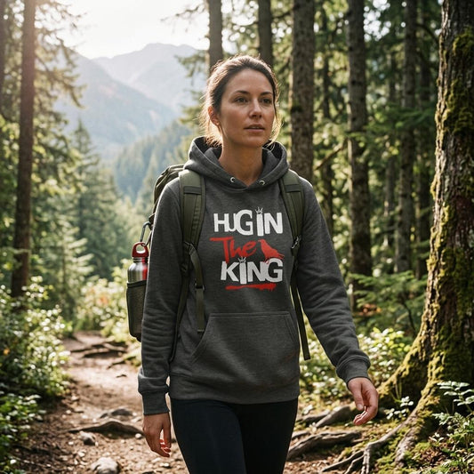 Hugin the King hoodie, i Grey Melange, langt til skogs med ryggsekk og drikkeflaske – sett forfra