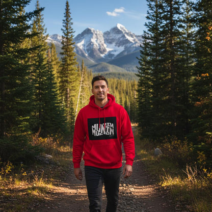 Munin Hoodie i Red – mann i fjellskog – Nordic Hoodies
