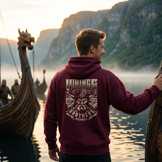 Vikings Never Surrender – Hoodie med nordisk motiv